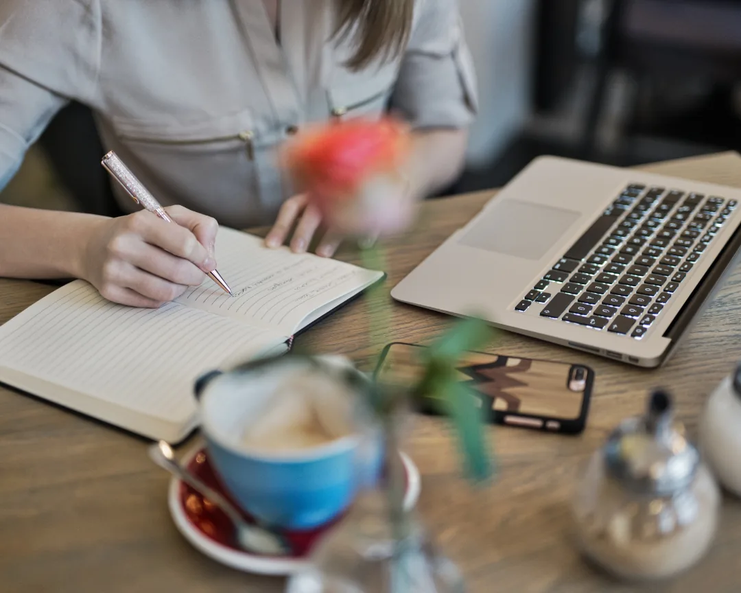 Writing the day’s profit and loss in a trading journal